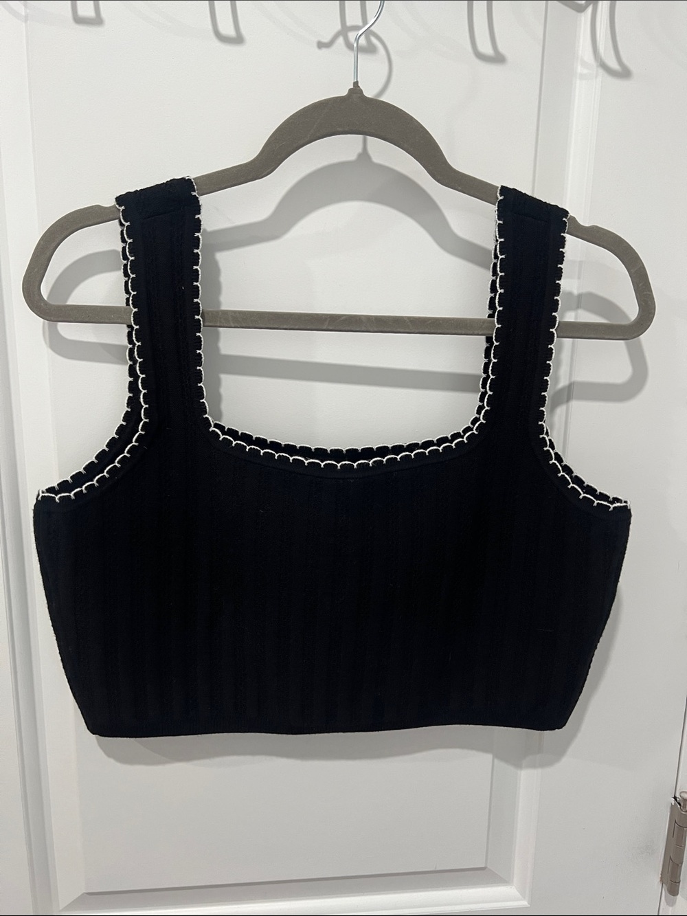 Club Monaco Black Cropped Knit Tank with White Scalloped Trim Size Large